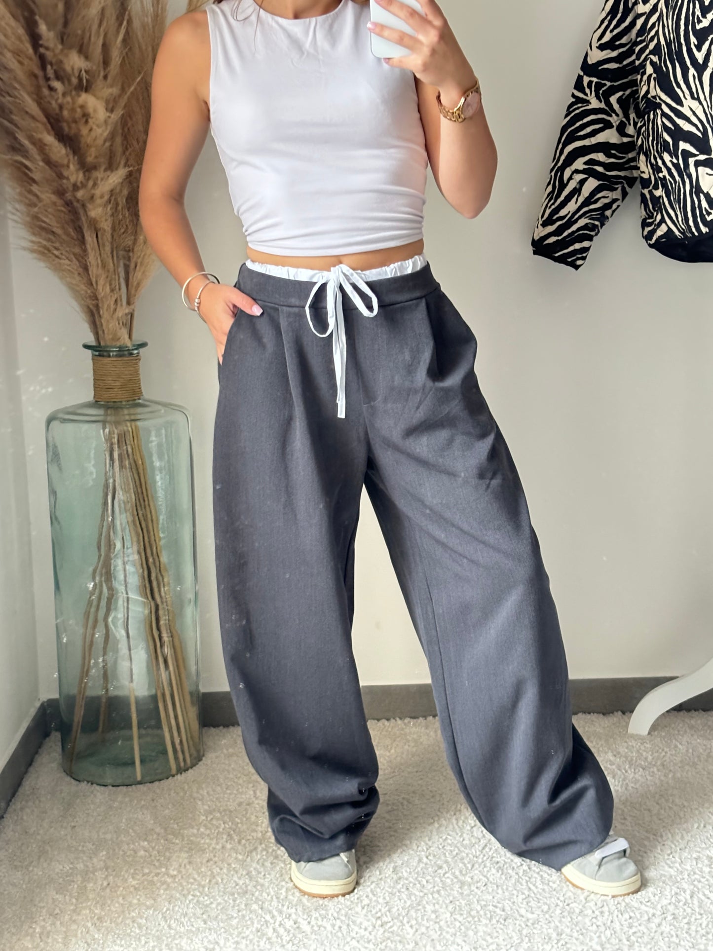 Pantalon droit avec bande blanche « Lou » gris