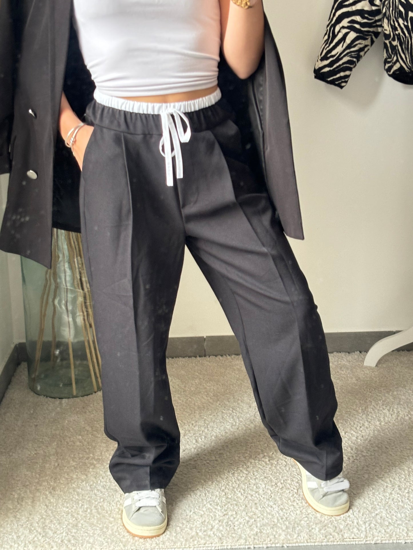 Pantalon droit avec bande blanche « Lou » noir