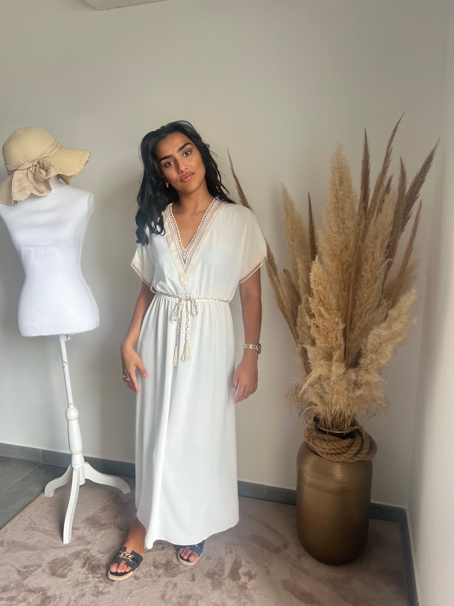 Robe longue blanche avec ceinture